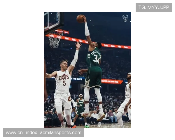 NBA雄鹿字母哥欧步突破完成暴力扣框